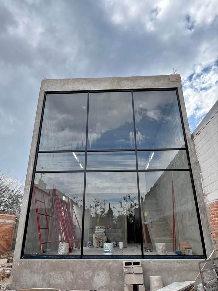 Frente de cristal para negocio en Toluca