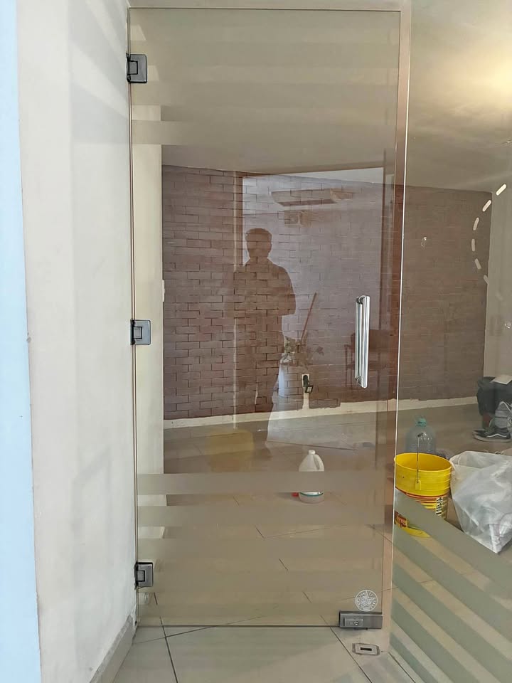 Puertas abatibles de cristal en Toluca